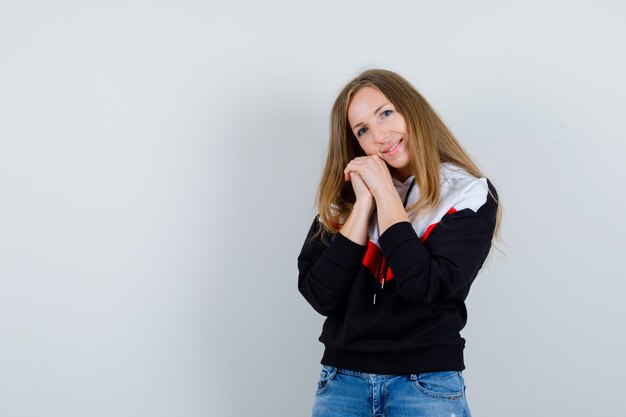 Jeune femme blonde dans une veste et un jean