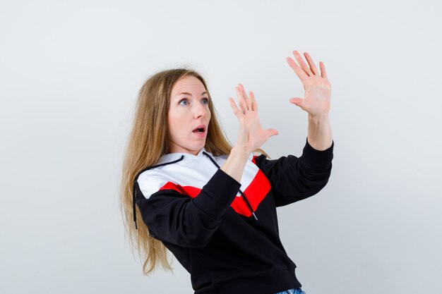 Jeune femme blonde dans une veste et un jean