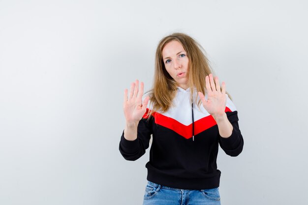 Jeune femme blonde dans une veste et un jean