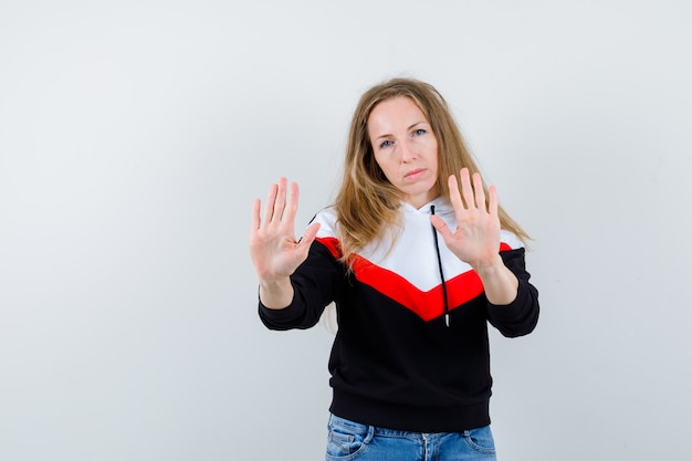 Photo gratuite jeune femme blonde dans une veste et un jean