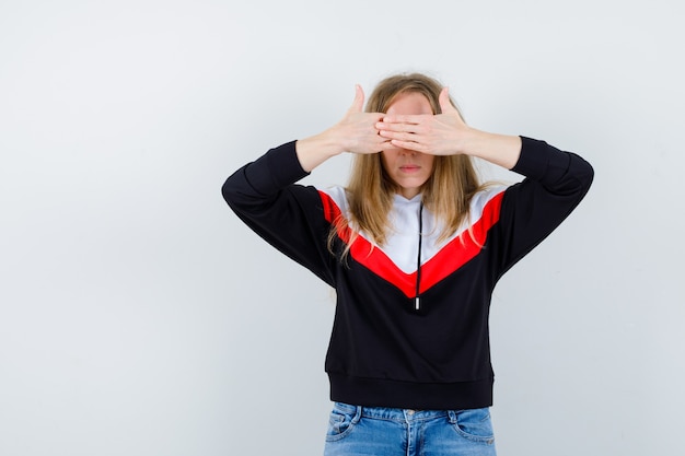 Photo gratuite jeune femme blonde dans une veste et un jean