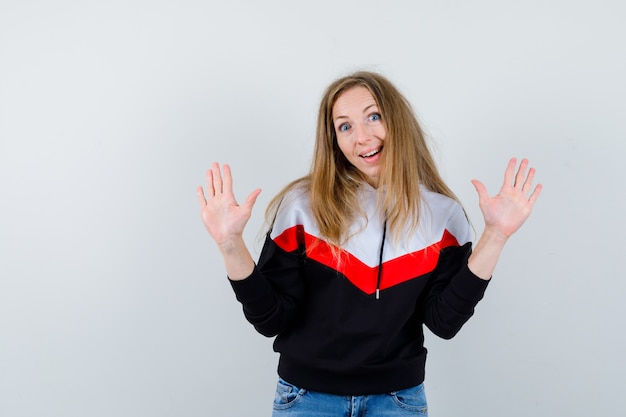 Jeune femme blonde dans une veste et un jean