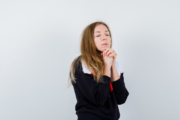 Jeune femme blonde dans une veste et un jean