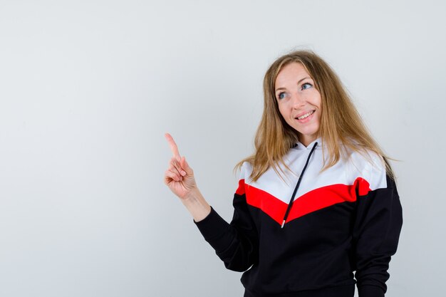 Jeune femme blonde dans une veste et un jean