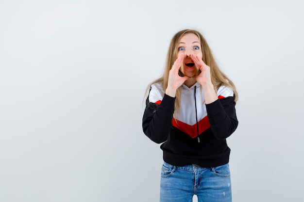 Photo gratuite jeune femme blonde dans une veste et un jean