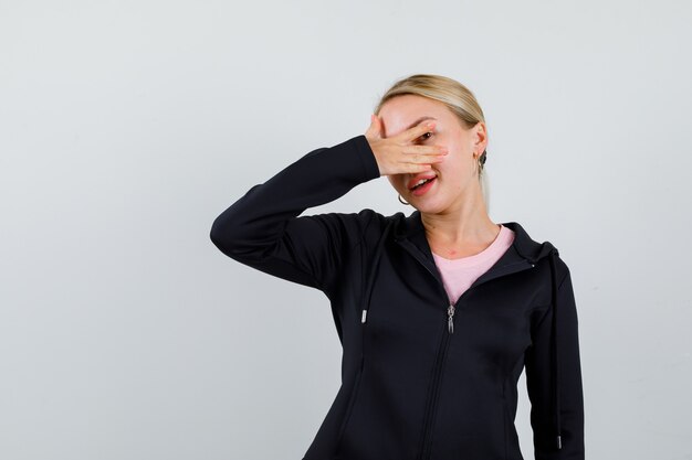 Jeune femme blonde dans une veste noire