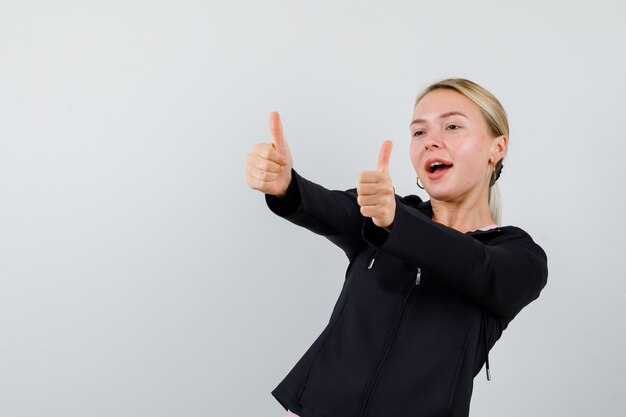 Jeune femme blonde dans une veste noire