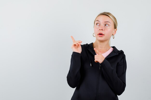 Jeune femme blonde dans une veste noire