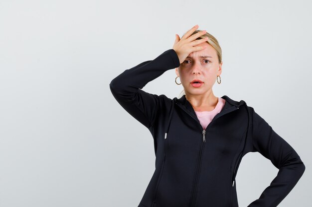 Jeune femme blonde dans une veste noire