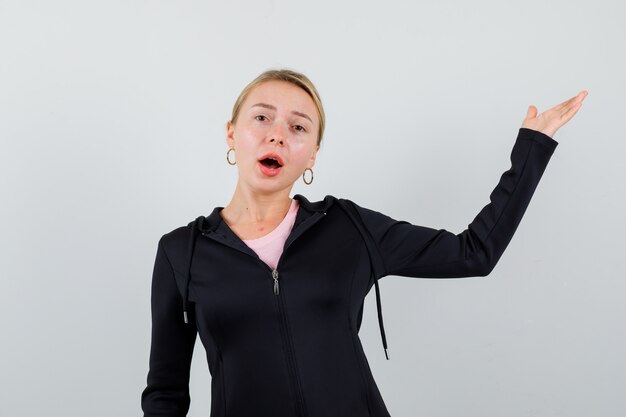 Jeune femme blonde dans une veste noire