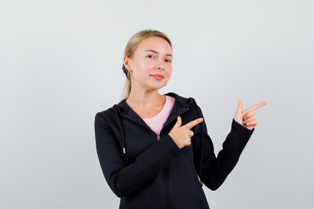 Jeune femme blonde dans une veste noire