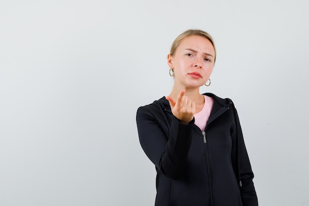 Jeune femme blonde dans une veste noire