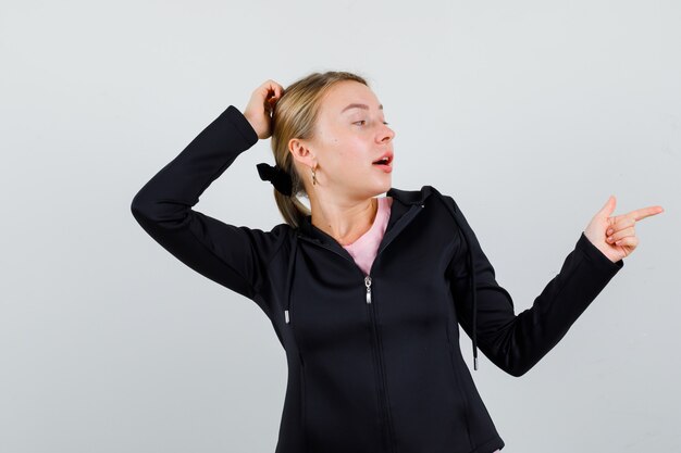 Jeune femme blonde dans une veste noire