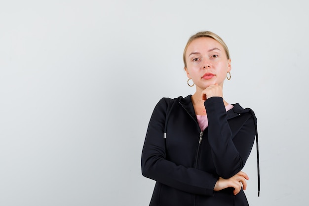 Jeune femme blonde dans une veste noire