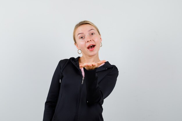 Jeune femme blonde dans une veste noire