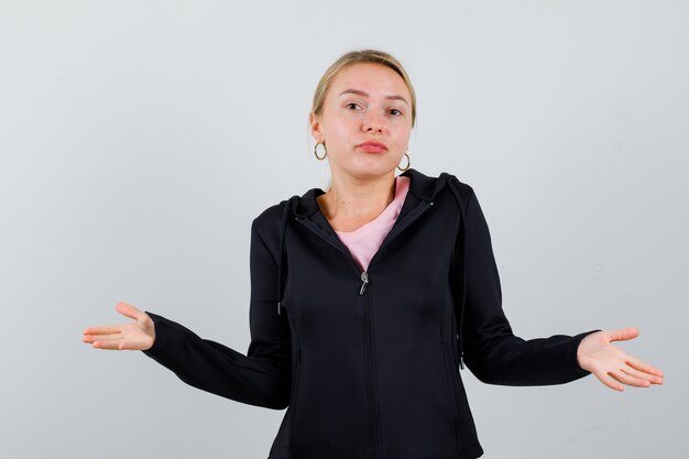 Jeune femme blonde dans une veste noire