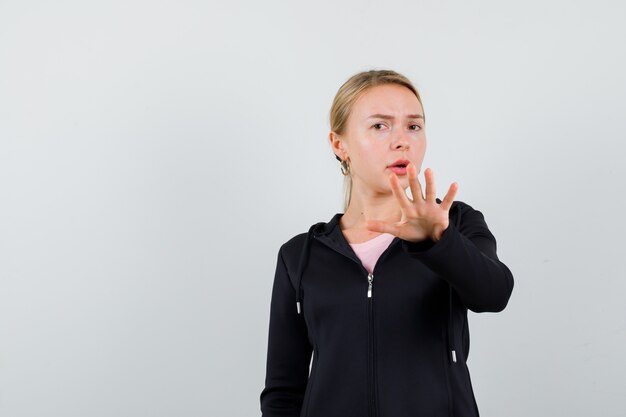 Jeune femme blonde dans une veste noire