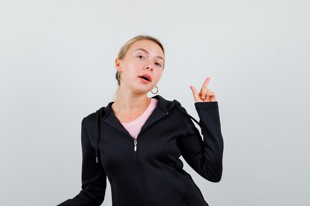 Jeune femme blonde dans une veste noire