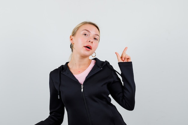 Jeune femme blonde dans une veste noire