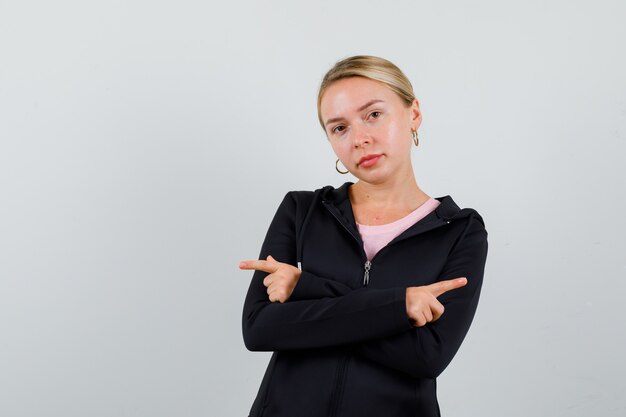 Jeune femme blonde dans une veste noire