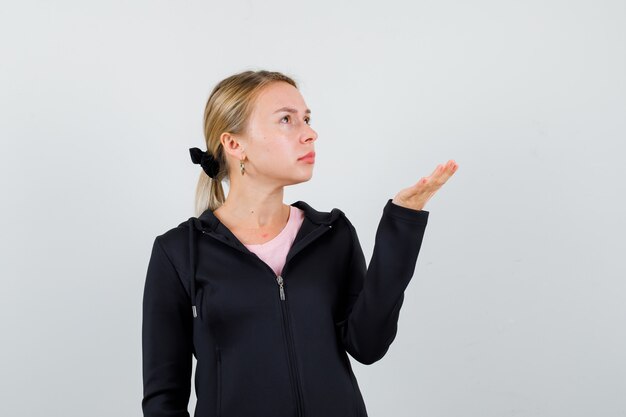 Jeune femme blonde dans une veste noire