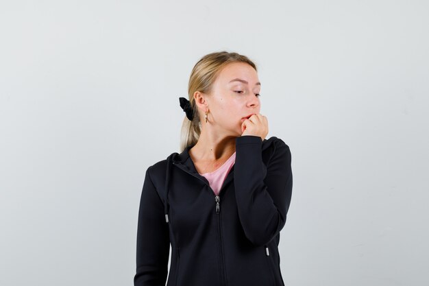 Jeune femme blonde dans une veste noire