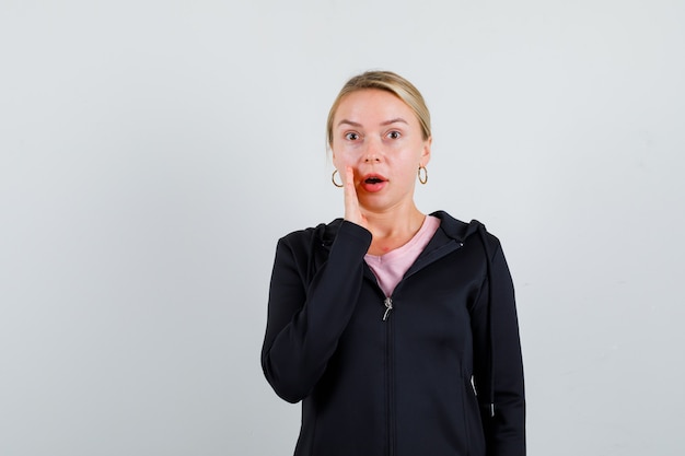 Jeune femme blonde dans une veste noire