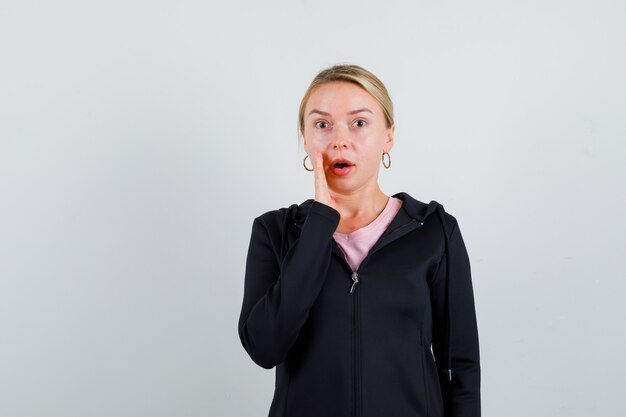 Jeune femme blonde dans une veste noire