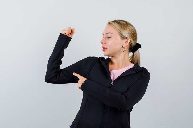 Jeune femme blonde dans une veste noire