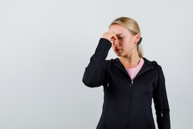 Jeune femme blonde dans une veste noire