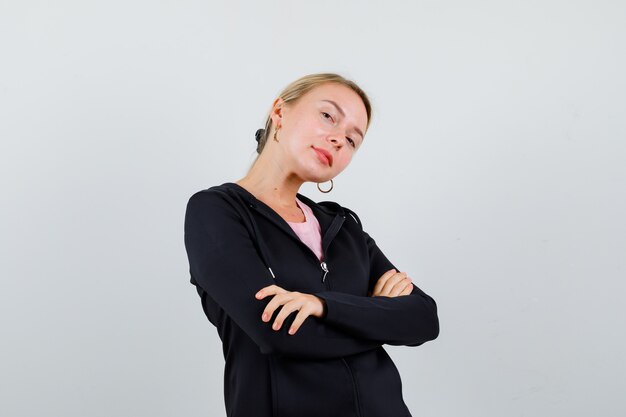 Jeune femme blonde dans une veste noire