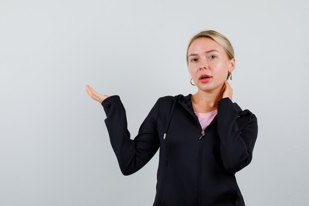 Jeune femme blonde dans une veste noire