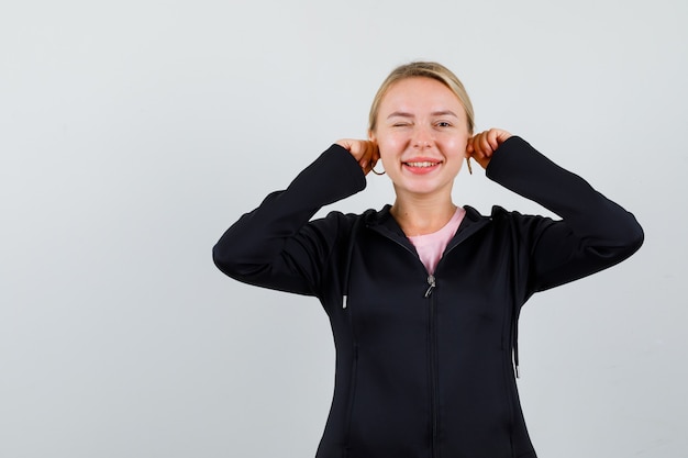 Jeune femme blonde dans une veste noire