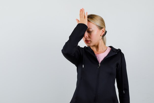 Jeune femme blonde dans une veste noire