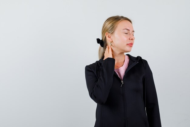 Jeune femme blonde dans une veste noire