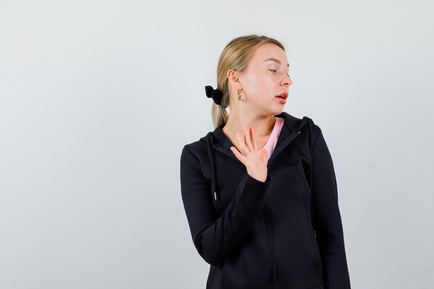 Jeune femme blonde dans une veste noire