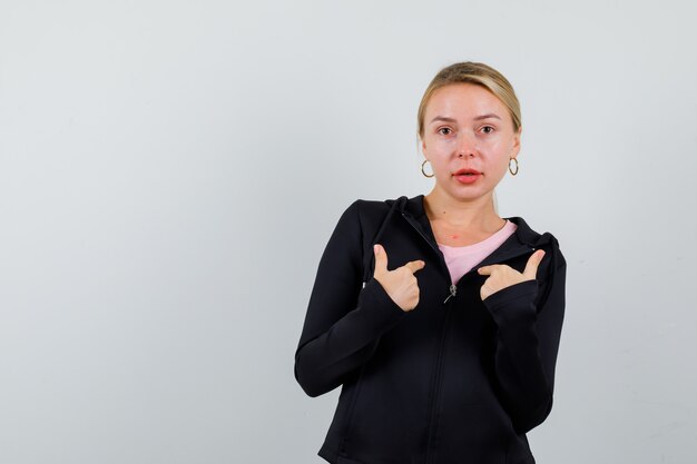 Jeune femme blonde dans une veste noire