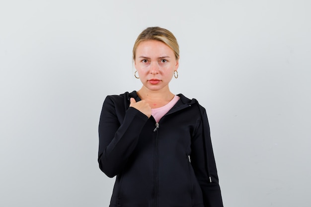 Jeune femme blonde dans une veste noire