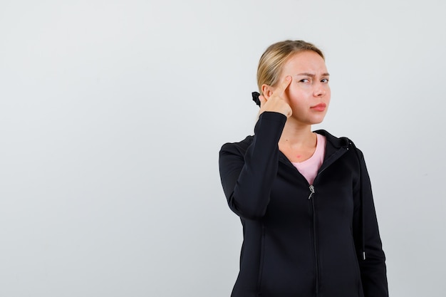 Jeune femme blonde dans une veste noire