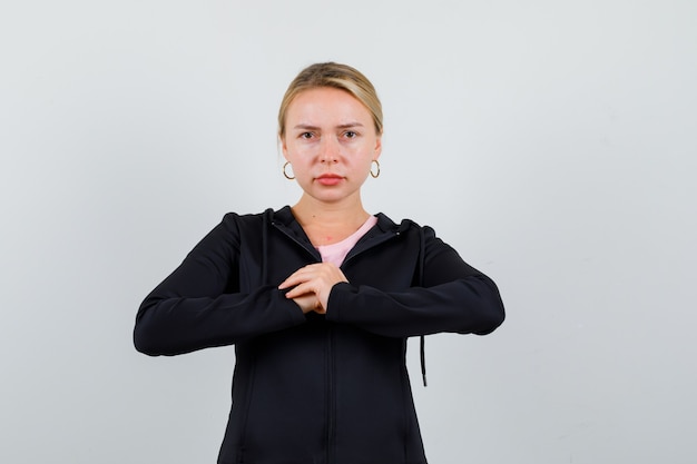 Jeune femme blonde dans une veste noire