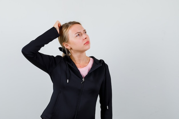 Jeune femme blonde dans une veste noire