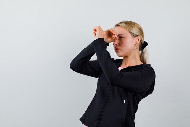 Jeune femme blonde dans une veste noire