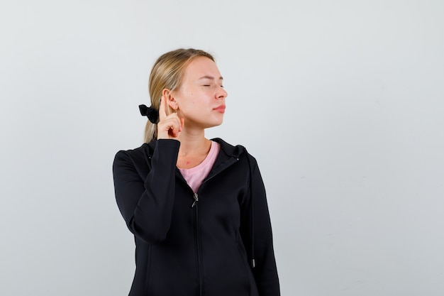 Jeune femme blonde dans une veste noire