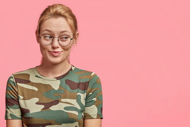 Jeune femme blonde avec des lunettes rondes