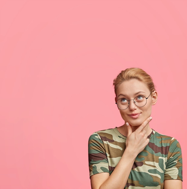 Photo gratuite jeune femme blonde avec des lunettes rondes