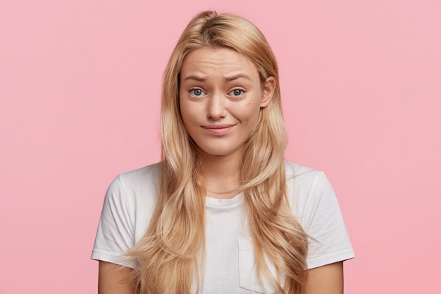 Photo gratuite jeune femme blonde avec t-shirt blanc