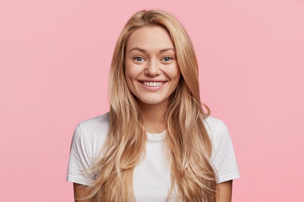 Jeune femme blonde avec t-shirt blanc