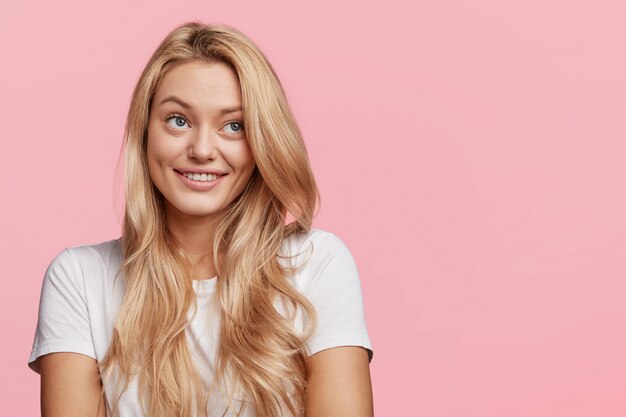 Jeune femme blonde avec t-shirt blanc