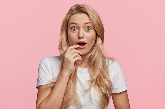 Jeune femme blonde avec t-shirt blanc