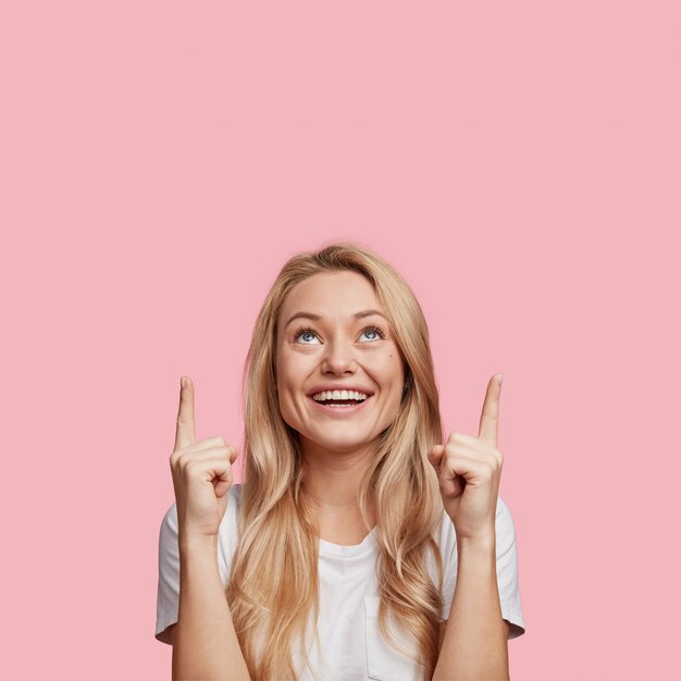 Jeune femme blonde avec t-shirt blanc